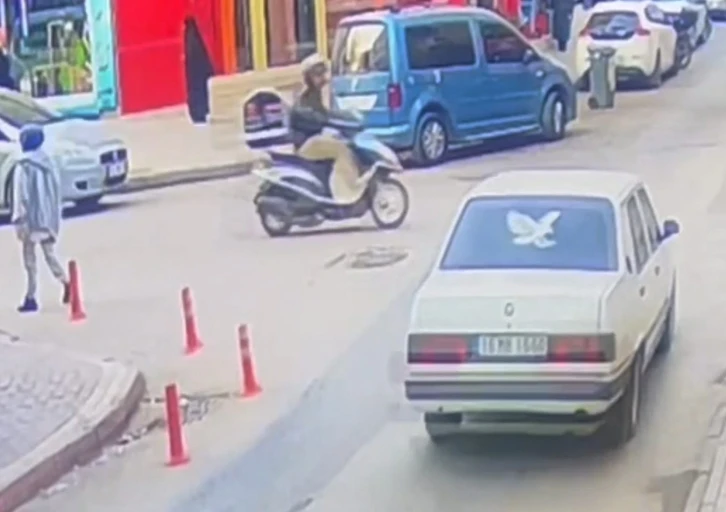 Otomobilin çarptığı motosikletli mağazaya daldı : O anlar kamerada
