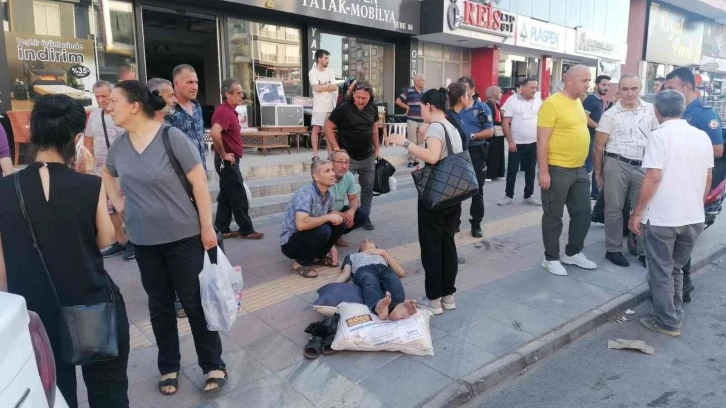 Otomobilin çarptığı oğlunun başından bir an olsun ayrılmadı
