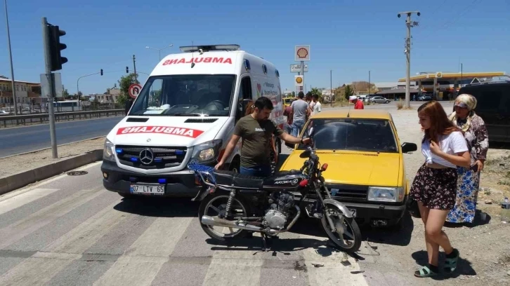 Otomobilin kendine doğru geldiğini gördü motosikletten inip kaçarak yaralanmaktan kurtuldu
