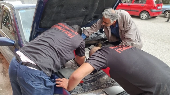 Otomobilin motor kısmına giren yavru kedi, 1 saatte çıkarıldı
