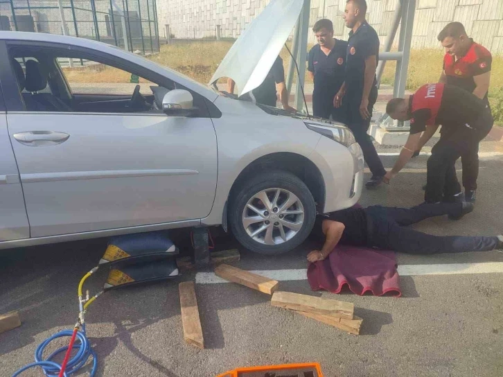 Otomobilin motor kısmına sıkışan kediler ekipleri seferber etti
