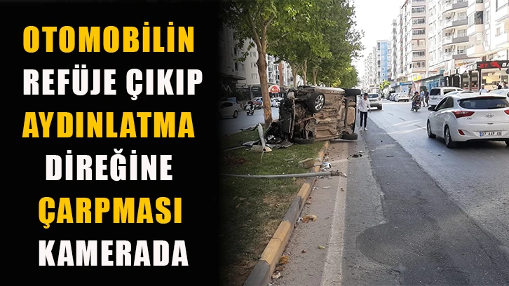 Otomobilin refüje çıkıp aydınlatma direğine çarpması kamerada