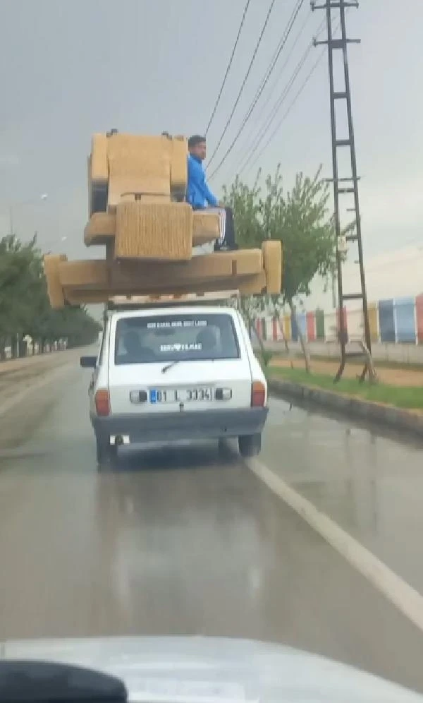 Otomobilin tavanında taşınan koltukta tehlikeli yolculuk 