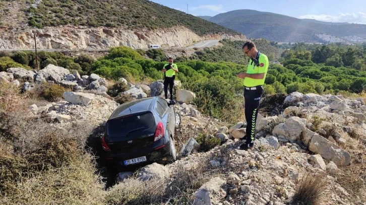 Otomobilin uçurumdan düşmesini kayalıklar engelledi
