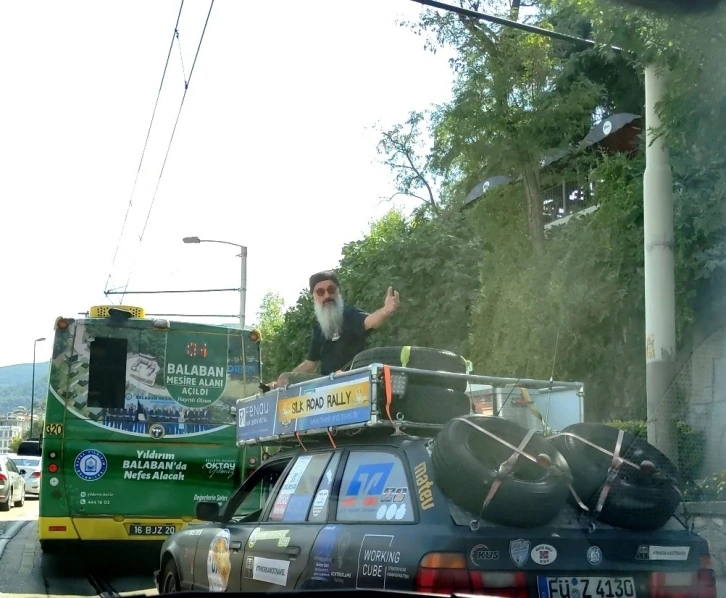 Otomobilin üzerinde şehir yolcuğu yaptı, gören bir daha baktı
