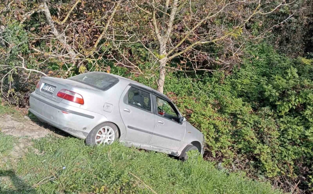 Otomobilini mıcıra kaptırdı, ağaçlık alana savruldu
