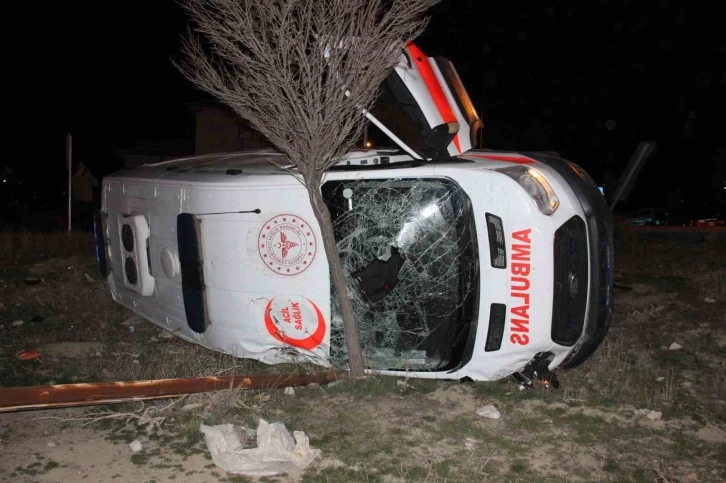 Otomobille çarpışan ambulans devrildi: 5 yaralı
