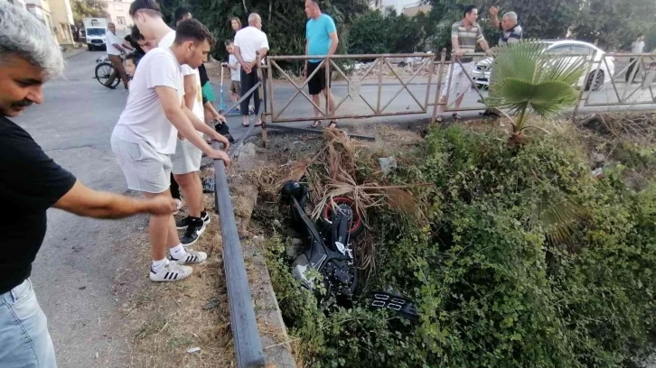 Otomobille çarpışan motosiklet kanala uçarken çalılara takıldı
