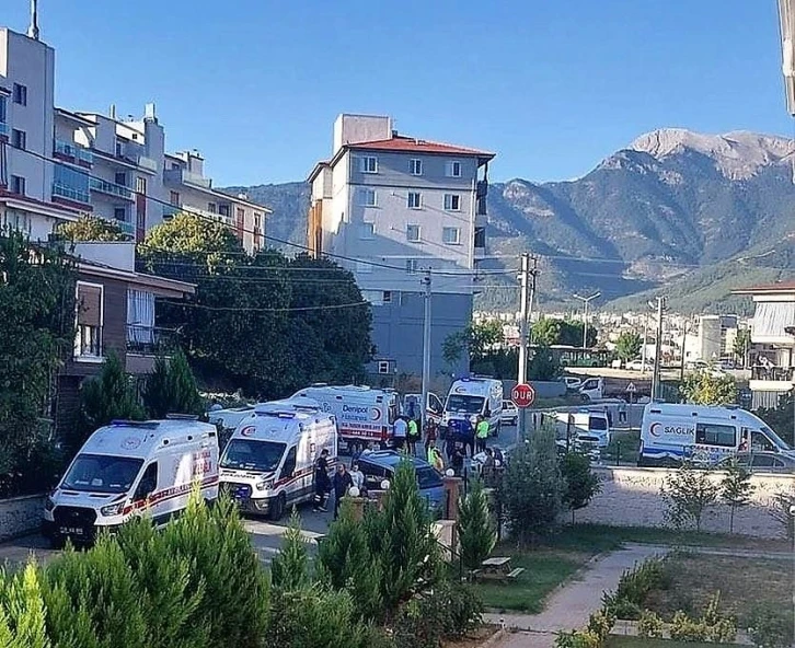 Otomobille çarpışan okul servisi apartman bahçesine uçtu: 14 yaralı
