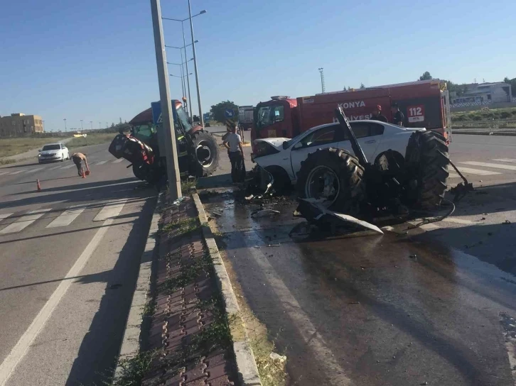 Otomobille çarpışan traktör ikiye bölündü: 3 yaralı
