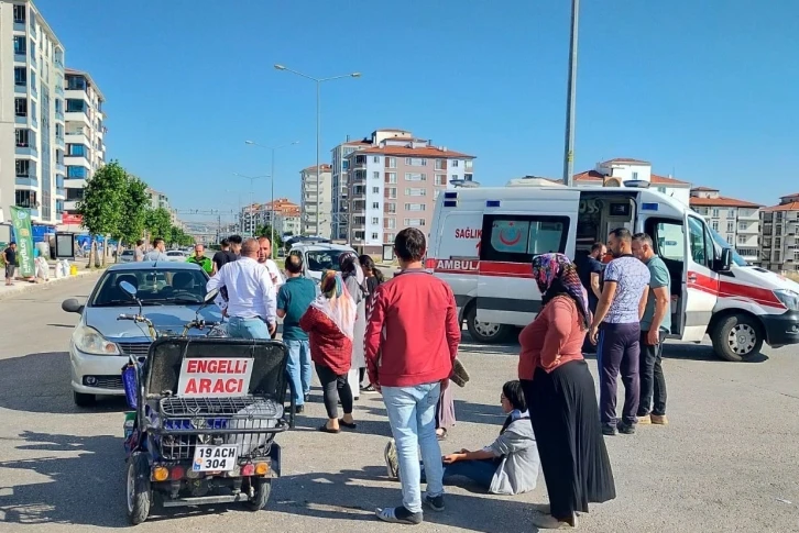 Otomobille elektrikli bisiklet çarpıştı: 2 yaralı
