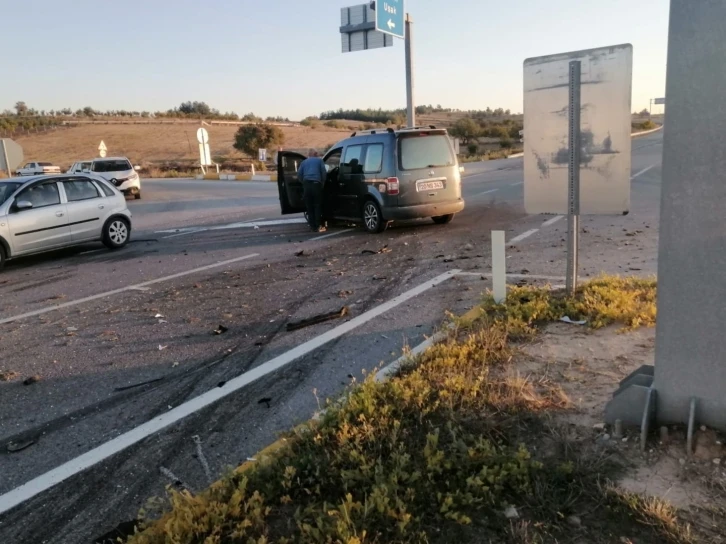 Otomobille hafif ticari araç çarpıştı; 1’i ağır 4 yaralı
