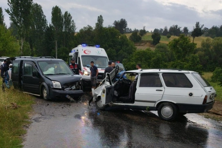 Otomobille hafif ticari araç kafa kafaya çarpıştı: 8 yaralı