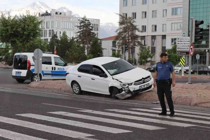 Otomobiller çarpıştı; 1 yaralı
