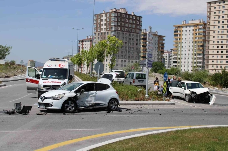 Otomobiller çarpıştı: 4 yaralı
