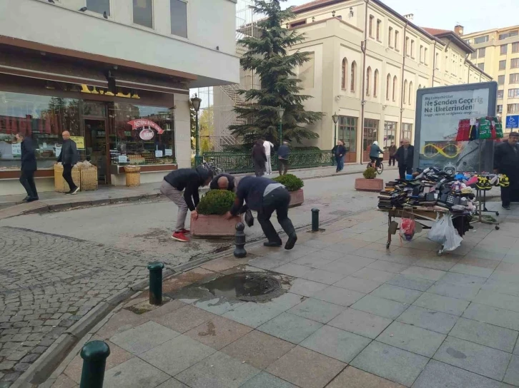 Otomobiller düzensiz park etmesine taş saksılarla çözüm bulmaya çalıştılar
