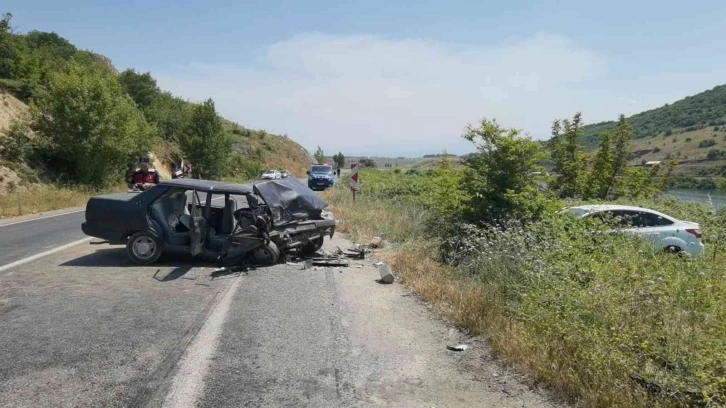 Otomobiller kafa kafaya çarpıştı: 4 yaralı
