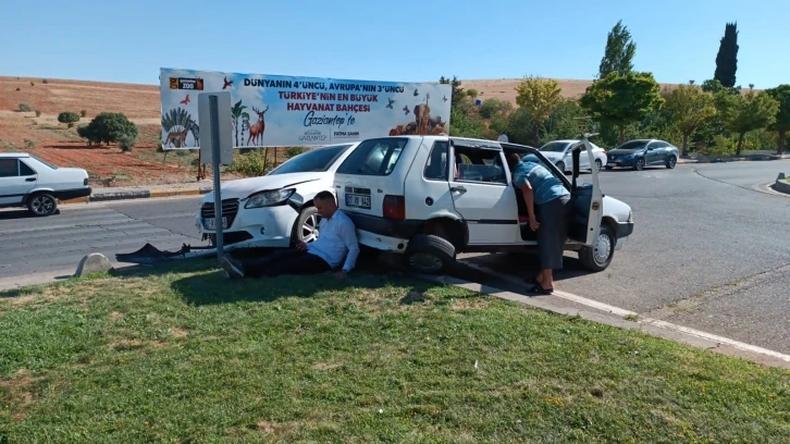 Otomobiller kavşakta çarpışıp, refüje çıktı: 2 yaralı
