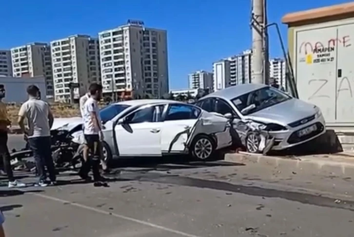 Otomobiller kavşakta kafa kafaya çarpıştı: 2 yaralı
