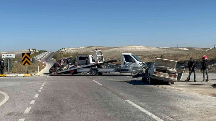 Otomobillerin hurdaya döndüğü kazada 1 kişi öldü, 4 kişi yaralandı
