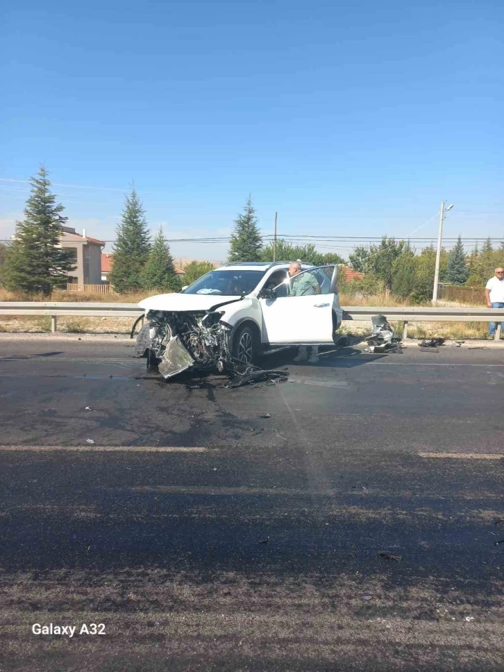 Otomobillerin kafa kafaya çarpıştığı kazada 4 kişi yaralandı
