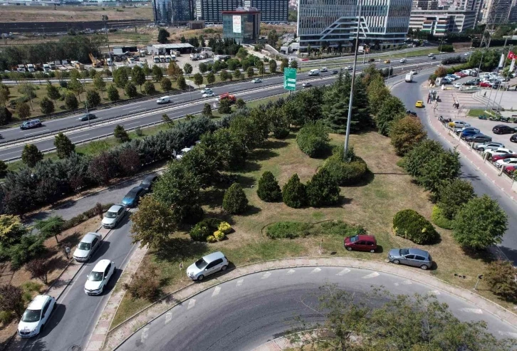 Otopark aidatını yüksek bulan Kuyumcukent çalışanları araçlarını yol kenarlarına park etti
