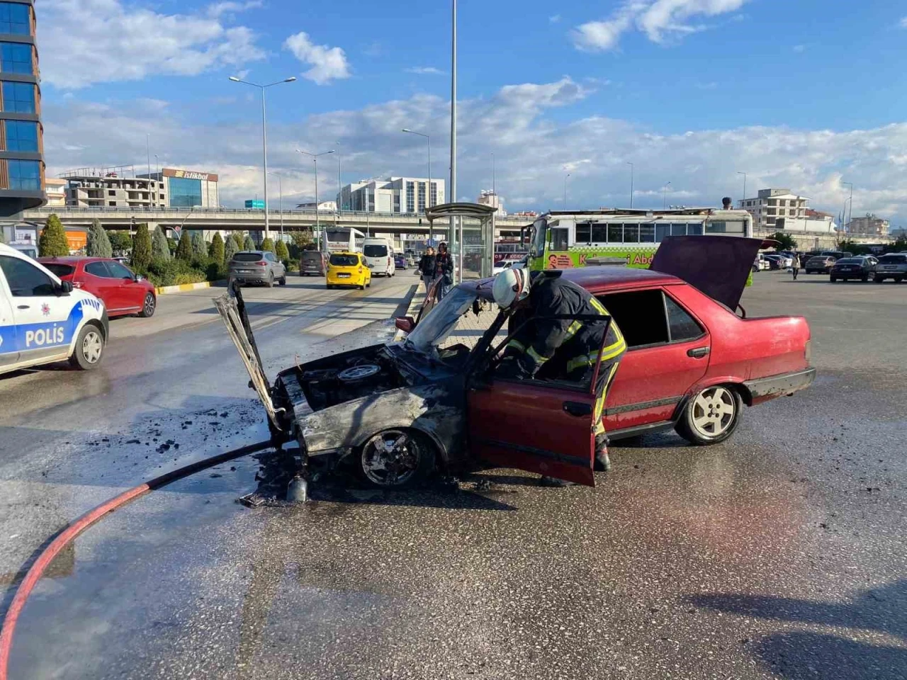 Otopark çıkışında alev alan otomobil kullanılamaz hale geldi
