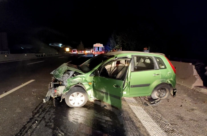 Otoyolda beton bariyerlere çarpan otomobilin sürücüsü yaralandı
