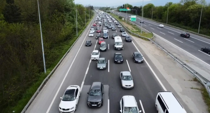 Otoyolda dönüş yoğunluğu trafiği durdurdu
