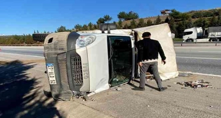 Otoyolda mobilya yüklü kamyonet devrildi: 2 yaralı