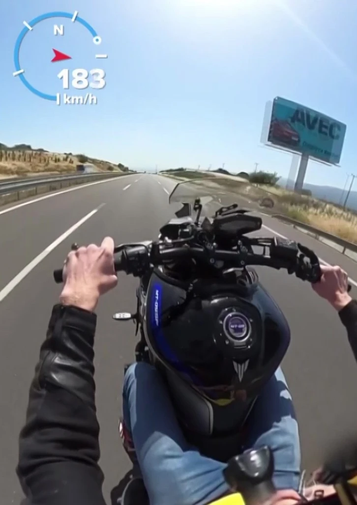 Otoyolda trafikte tek teker kullandığı motosikletiyle tehlike saçtı
