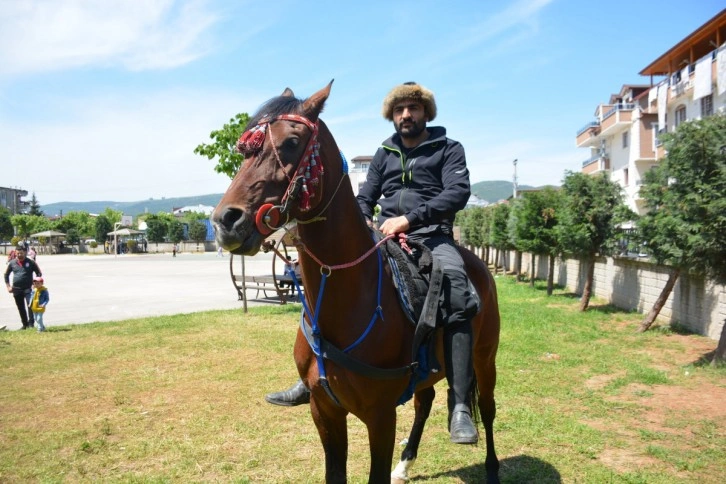 Oy kullanmaya atıyla geldi