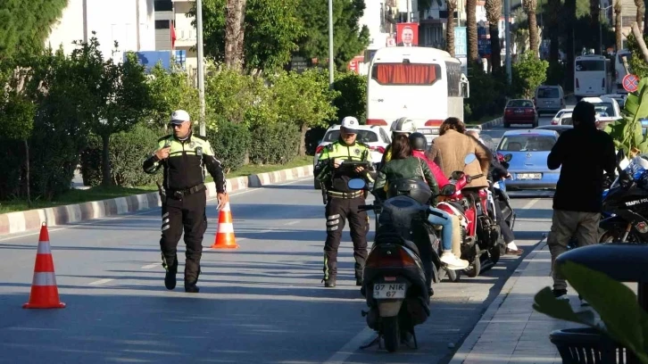 Oyuncak scooterıyla uygulamaya geldi, polisin önünde büyüklerine ders verdi
