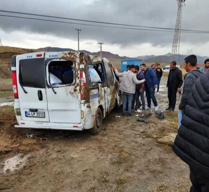 Özalp’ta yolcu minibüsü takla attı: 4 yaralı
