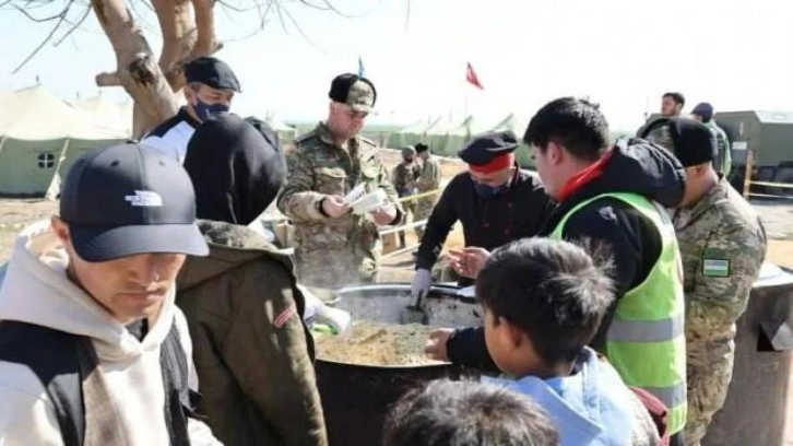 Özbekistan’ın ünlü aşçıları Hatay'da her gün 10 bin kişiye Özbek pilavı ikram ediyor