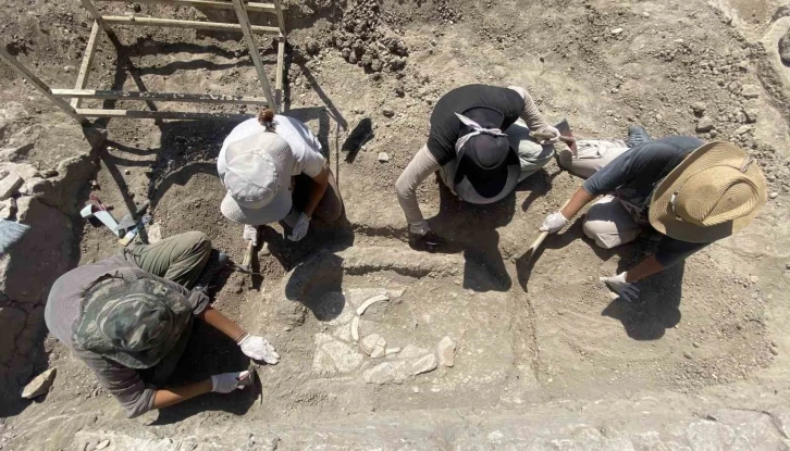 (Özel) Apollon Smintheus Tapınağı’nda 1700 yıllık mezar bulundu
