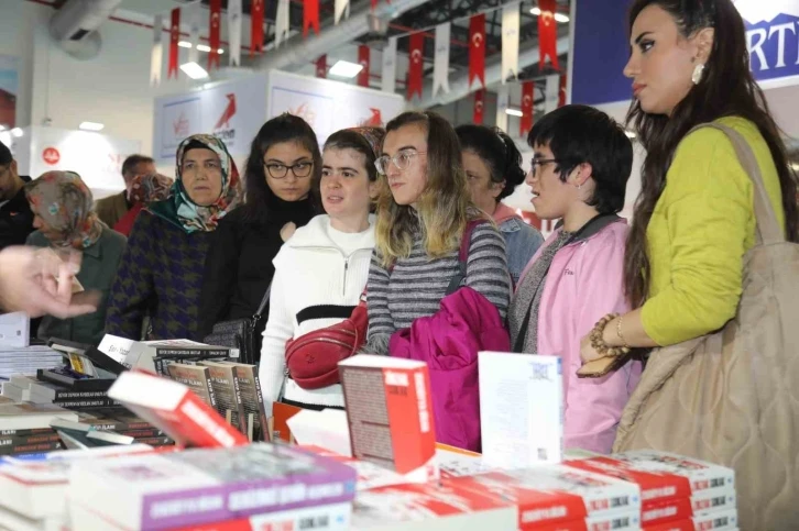 Özel bireyler Elazığ Belediyesi Kitap Fuarını gezdi
