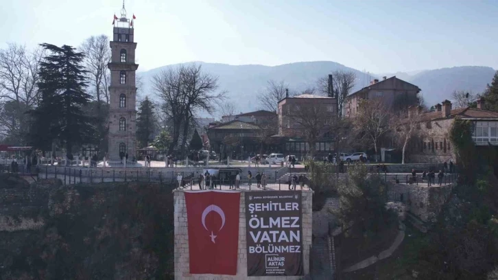 (Özel) Bursa’da başını kaldıran o yazıyı okudu: "Şehitler ölmez vatan bölünmez”
