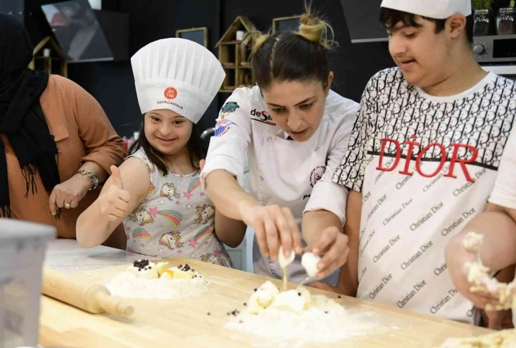 Özel çocuklar pasta ve pizza yaptı
