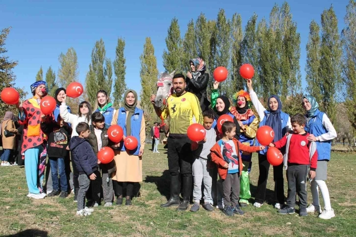 Özel çocukların at binerek ok atarak ata sporlarıyla tanıştığı anlar yüzlerde tebessüm oluşturdu
