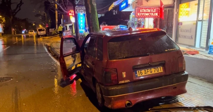 (Özel) Direksiyon başında kalp krizi geçirdi...Kaza anı kamerada: 3 yaralı
