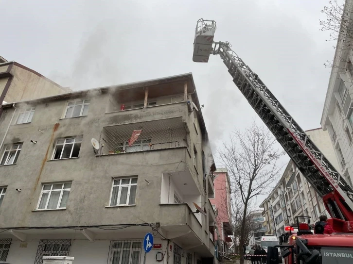 (ÖZEL) Esenyurt’ta 4 kişinin mahsur kaldığı yangında korku dolu anlar yaşandı
