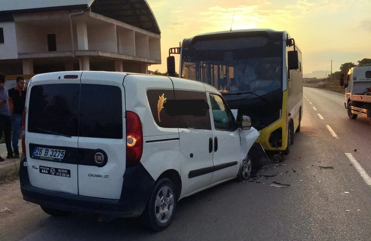 Özel halk otobüsü ile hafif ticari araç kafa kafaya çarpıştı: 1 ölü
