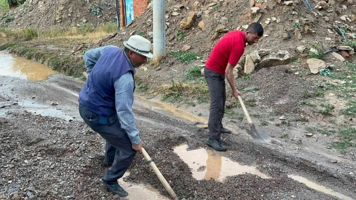 (ÖZEL) Selin getirdiği çamur ve toprak yolu kapattı, mahalleli mahsur kaldı
