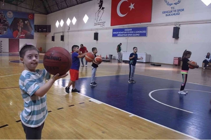 Özel sporcuların sertifika sevinci
