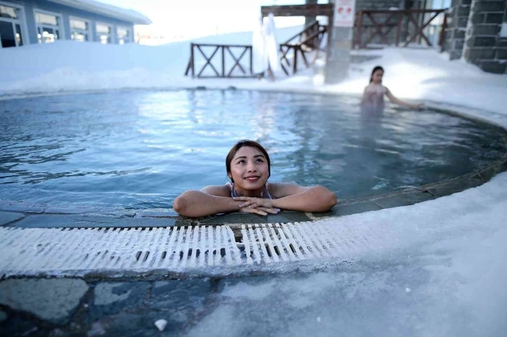 (Özel) Uludağ’a gelen turistler dondurucu soğukta sıcak havuzun keyfini çıkartıyor
