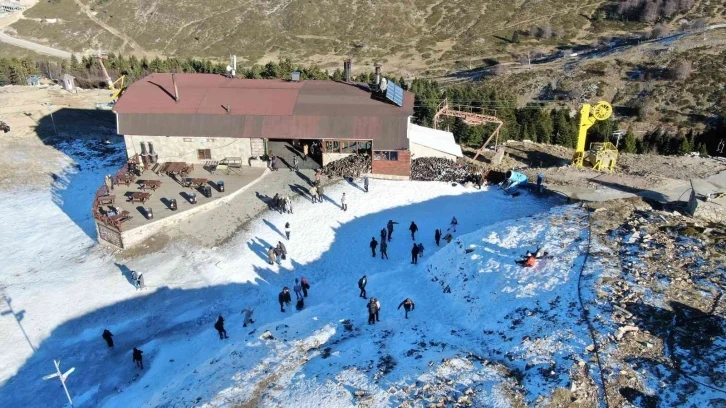 (Özel) Uludağ’da suni kar yağışı başladı
