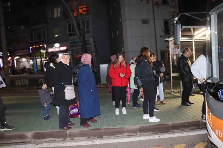 (ÖZEL) Vatandaşların geç gelen belediye otobüsü isyanı
