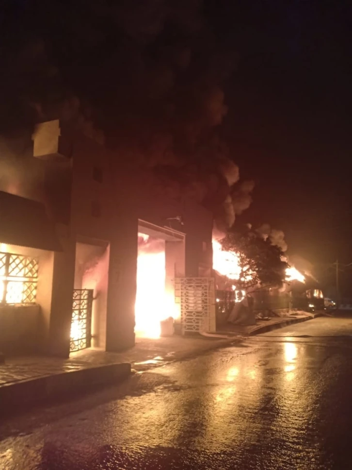 Pakistan’da pazar yeri yangınında 150 dükkan küle döndü
