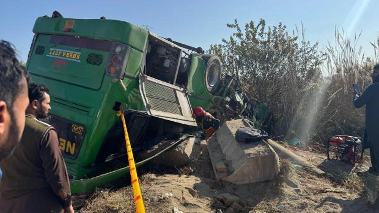 Pakistan’da yolcu otobüsü devrildi! Çok sayıda ölü ve yaralı var